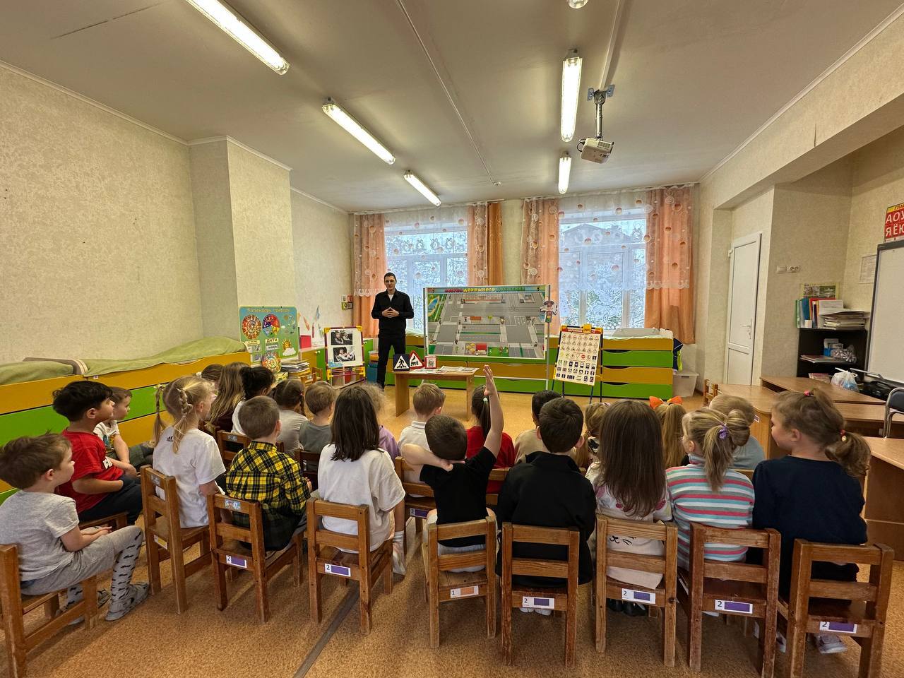 Сотрудник Госавтоинспекции МО МВД России «Светлогорский» провел профилактическую беседу о Правилах дорожного движения в МАДОУ детский сад «Золотая рыбка» г. Пионерский