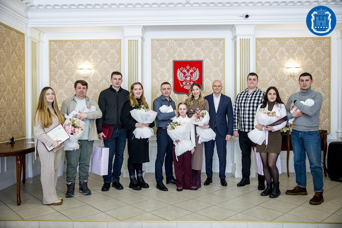 Во Дворце бракосочетаний № 1 Алексей Беспрозванных вручил сертификаты новорождённого и свидетельства о рождении семьям из Калининграда