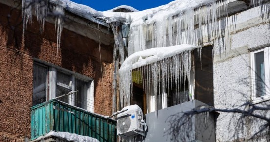 Ледяной оскал: на карнизах калининградских домов выросли метровые сосульки (фото)