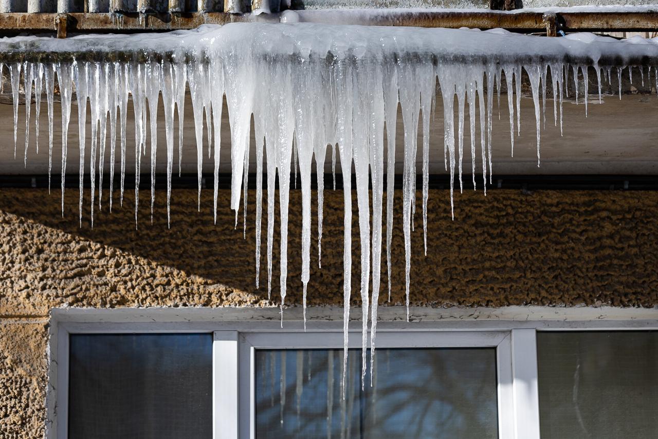 «Мы начинаем с себя»: Дятлова рассказала, кто отвечает за неубранные сосульки на калининградских крышах