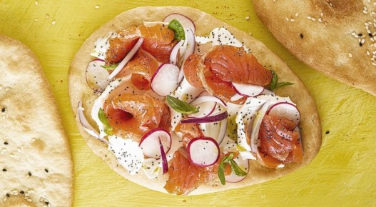Вдохновляющая закуска: лосось с редисом и творожным сыром на лепешке