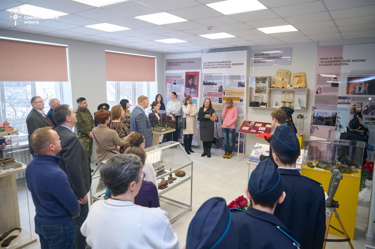 В школе Донского открыли стенд в память о погибших на СВО В школе Донского открыли стенд в память о погибших на СВО