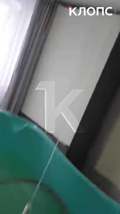 «Готова сама лезть на крышу на 8 месяце беременности»: у калининградки с потолка струёй течёт вода