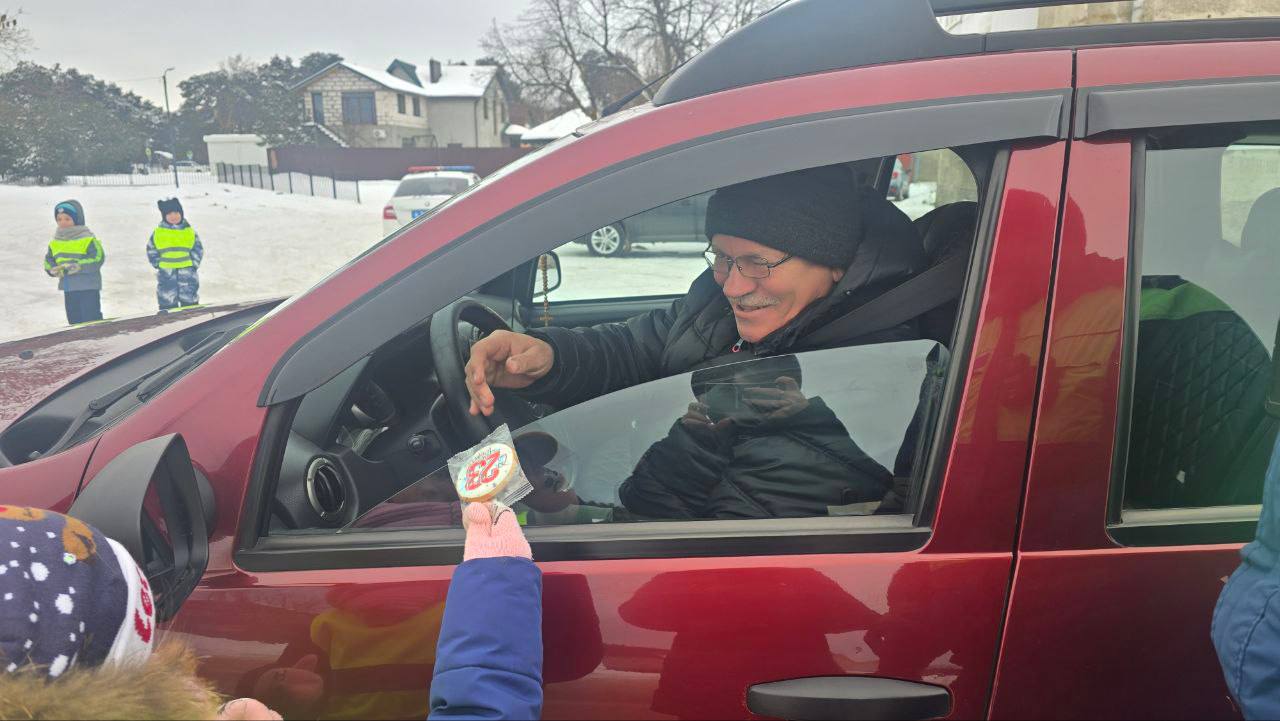 Сладости за безопасность: в Светлом дошкольники поздравили водителей с 23 февраля и напомнили о ПДД Сладости за безопасность: в Светлом дошкольники поздравили водителей с 23 февраля и напомнили о ПДД