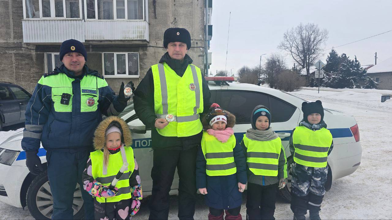 Сладости за безопасность: в Светлом дошкольники поздравили водителей с 23 февраля и напомнили о ПДД