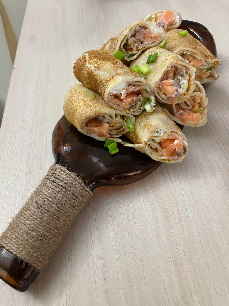 Завершаем наш блинный марафон вкусной подборкой от наших читателей: здесь и яркие цветные блины, и изящные ажурные, и аппетитные закуски, а ещё в кадр случайно попал голодный пес