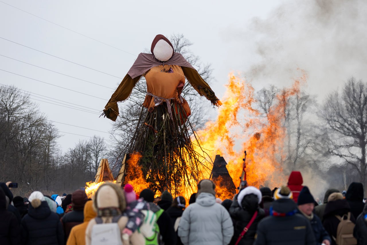 Самую крупную Масленицу области предали огню: как проводили зиму на Каупе под Зеленоградском