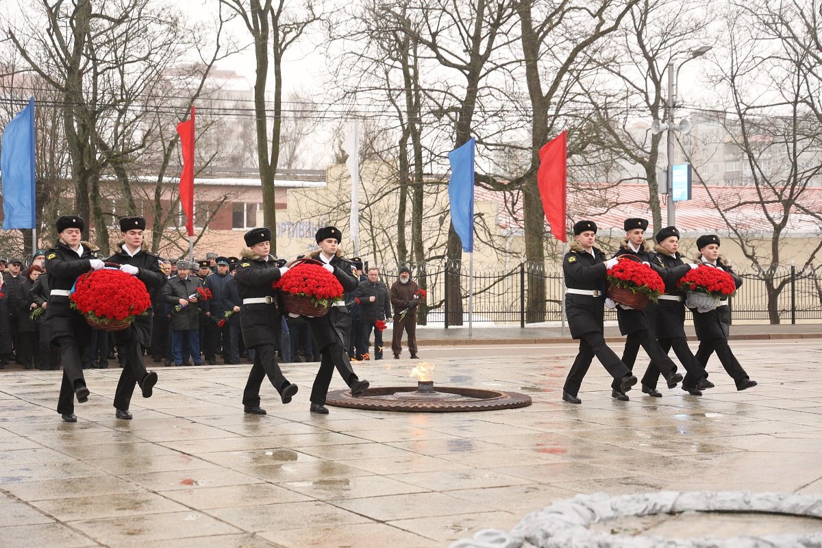 В Калининграде возложили цветы к мемориалу 1200 гвардейцам в честь Дня защитника Отечества В Калининграде возложили цветы к мемориалу 1200 гвардейцам в честь Дня защитника Отечества