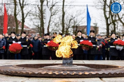 В День защитника Отечества в Калининграде, у мемориала 1200 воинам-гвардейцам, прошла церемония возложения венков и цветов
