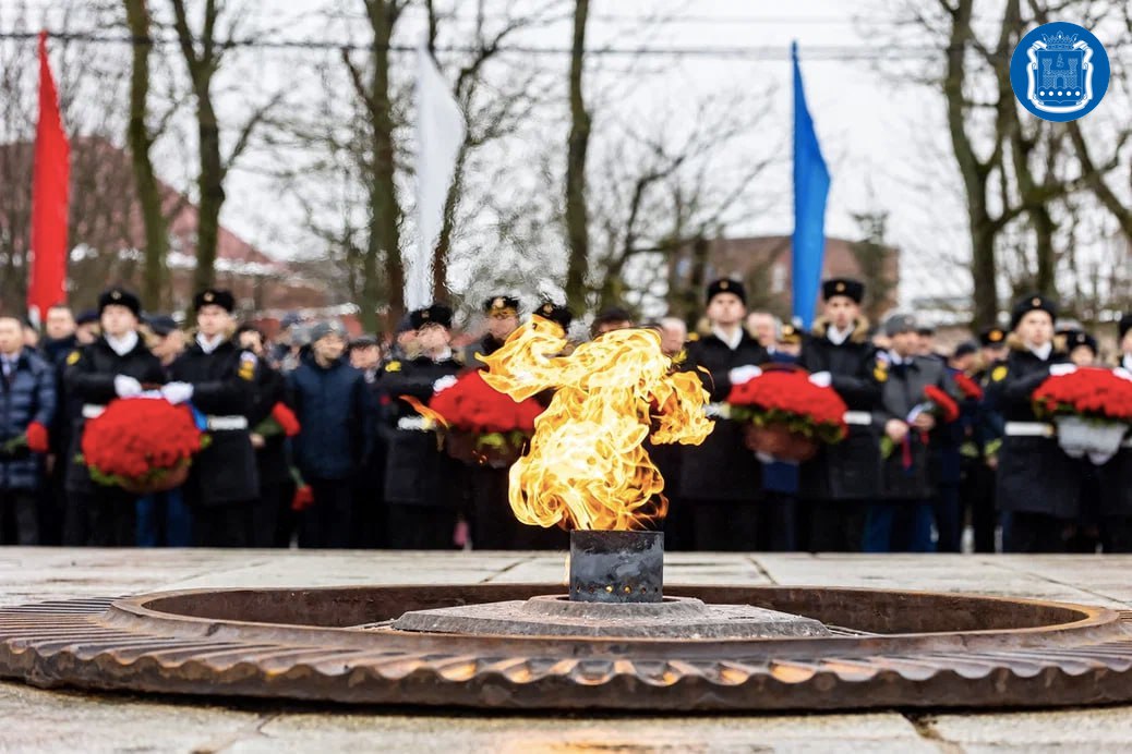 В День защитника Отечества в Калининграде, у мемориала 1200 воинам-гвардейцам, прошла церемония возложения венков и цветов