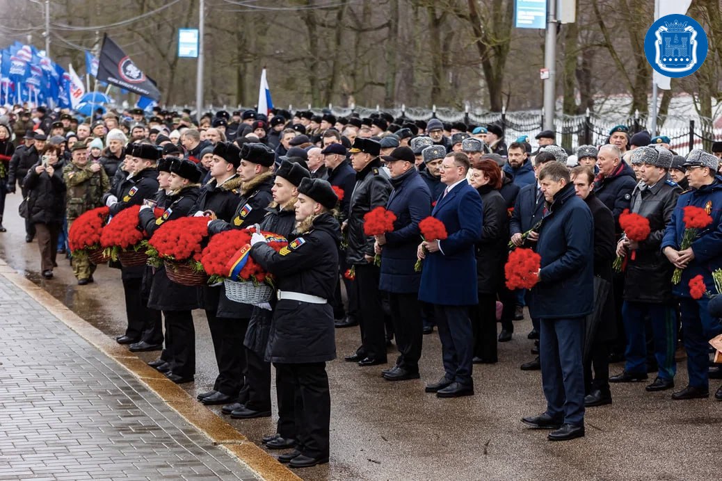 В День защитника Отечества в Калининграде, у мемориала 1200 воинам-гвардейцам, прошла церемония возложения венков и цветов В День защитника Отечества в Калининграде, у мемориала 1200 воинам-гвардейцам, прошла церемония возложения венков и цветов
