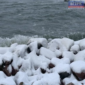 Седые волны Балтики затихают в ледяных объятиях, превращая побережье в застывшую симфонию из инея, камня и морской соли