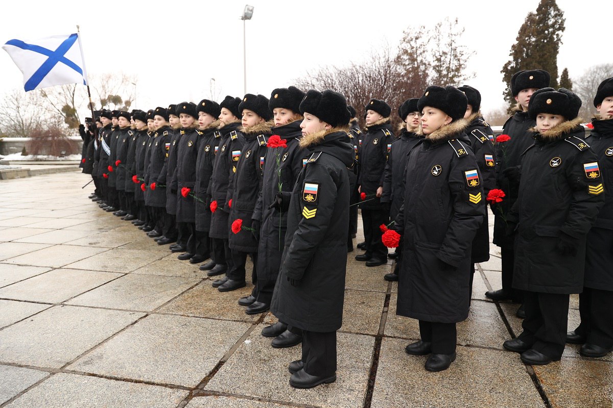 В Калининграде возложили цветы к мемориалу 1200 гвардейцам в честь Дня защитника Отечества В Калининграде возложили цветы к мемориалу 1200 гвардейцам в честь Дня защитника Отечества