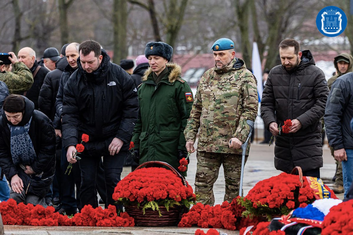 В День защитника Отечества в Калининграде, у мемориала 1200 воинам-гвардейцам, прошла церемония возложения венков и цветов В День защитника Отечества в Калининграде, у мемориала 1200 воинам-гвардейцам, прошла церемония возложения венков и цветов