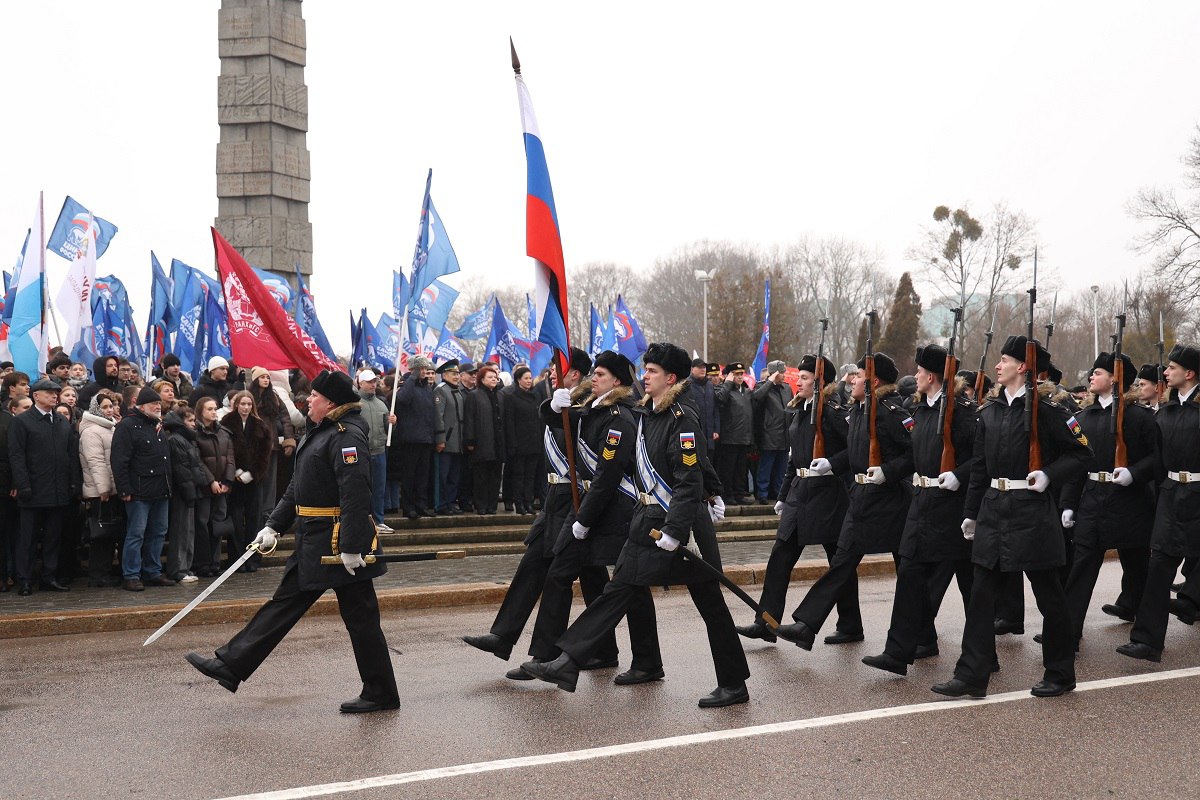 В Калининграде возложили цветы к мемориалу 1200 гвардейцам в честь Дня защитника Отечества В Калининграде возложили цветы к мемориалу 1200 гвардейцам в честь Дня защитника Отечества