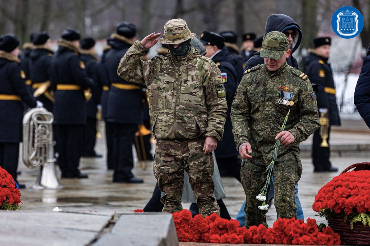В День защитника Отечества в Калининграде, у мемориала 1200 воинам-гвардейцам, прошла церемония возложения венков и цветов В День защитника Отечества в Калининграде, у мемориала 1200 воинам-гвардейцам, прошла церемония возложения венков и цветов
