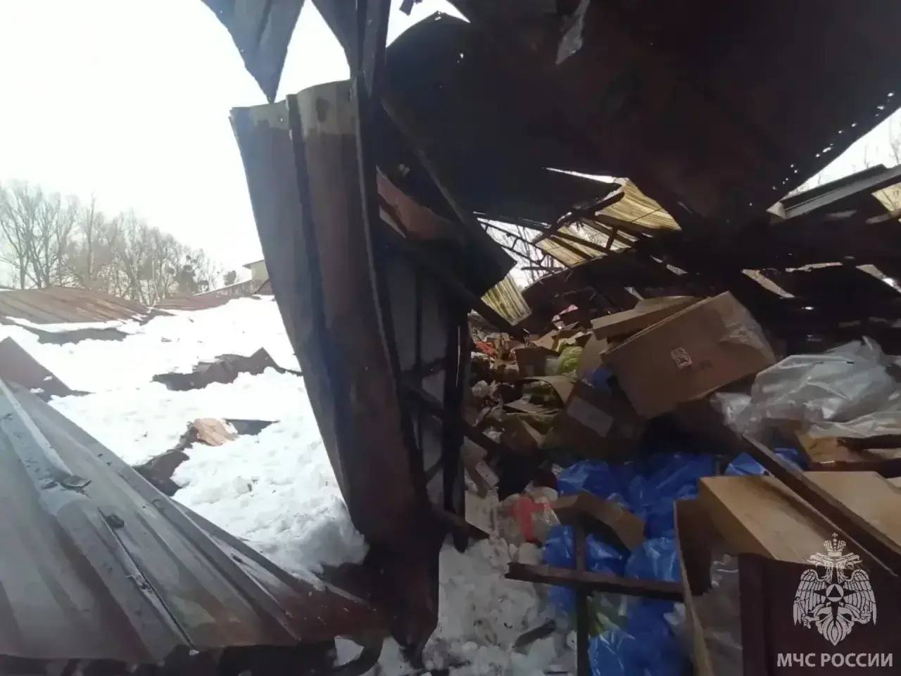 В Калининграде на улице Дзержинского обрушилась кровля склада по переработке макулатуры. В Калининграде на улице Дзержинского обрушилась кровля склада по переработке макулатуры.