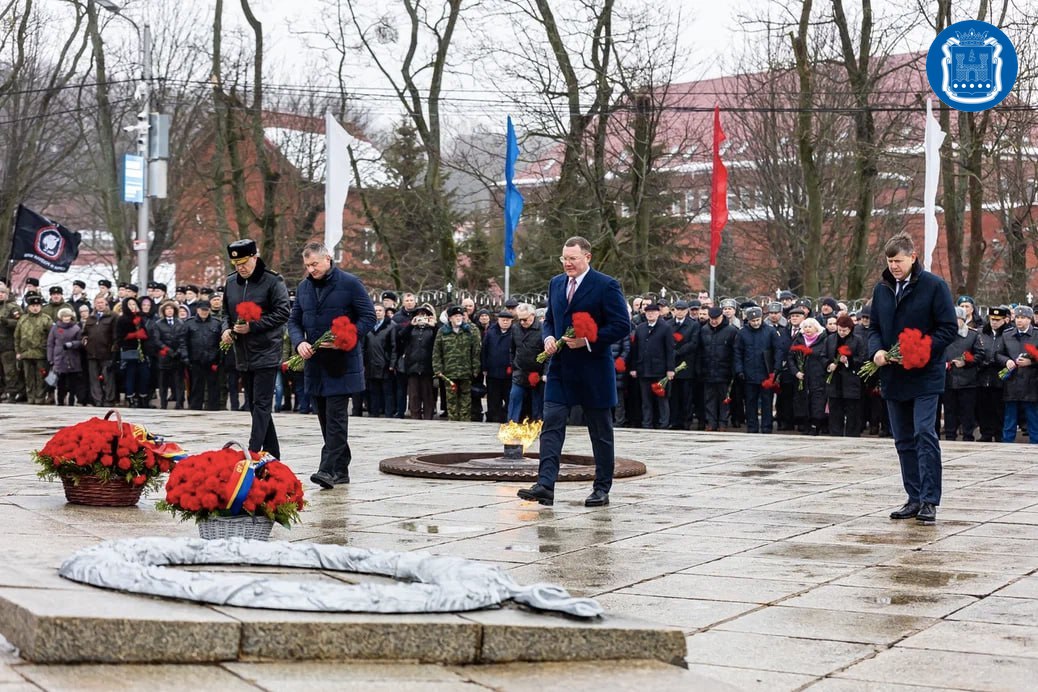 В День защитника Отечества в Калининграде, у мемориала 1200 воинам-гвардейцам, прошла церемония возложения венков и цветов В День защитника Отечества в Калининграде, у мемориала 1200 воинам-гвардейцам, прошла церемония возложения венков и цветов