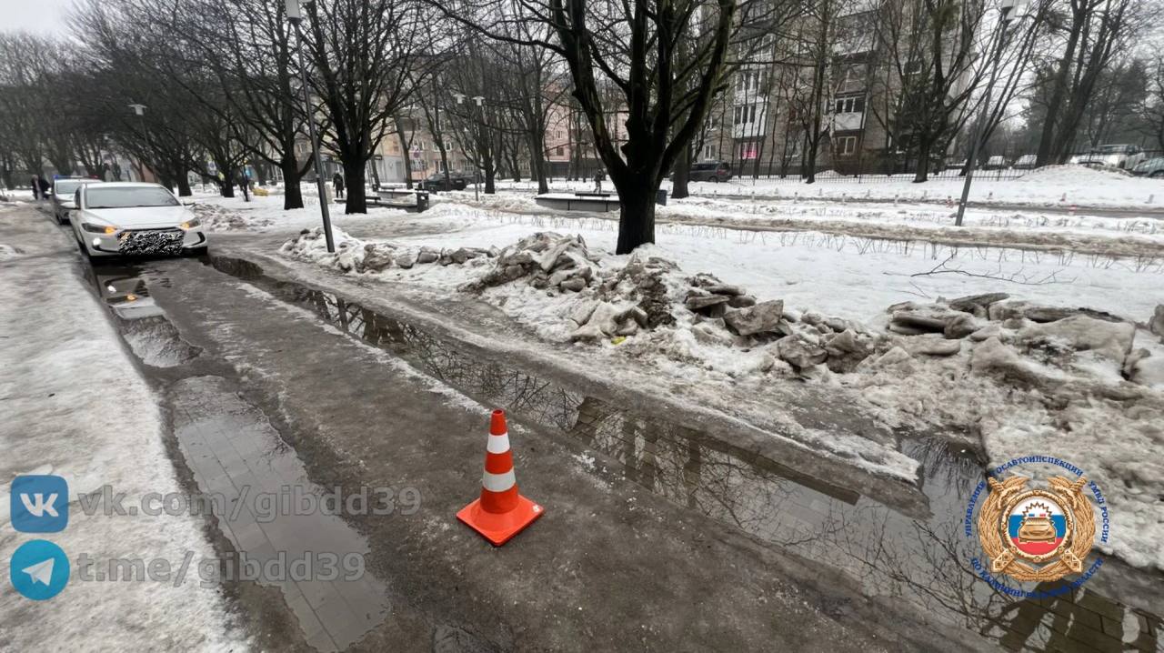 Калининград. . По предварительным данным, 23.02.2026 года в 13:20 в г. Калининграде на ул. Генерала Соммера в районе дома № 14-20 двигался автомобиль «Хендэ» под управлением 31-летнего водителя, который при движении задним...