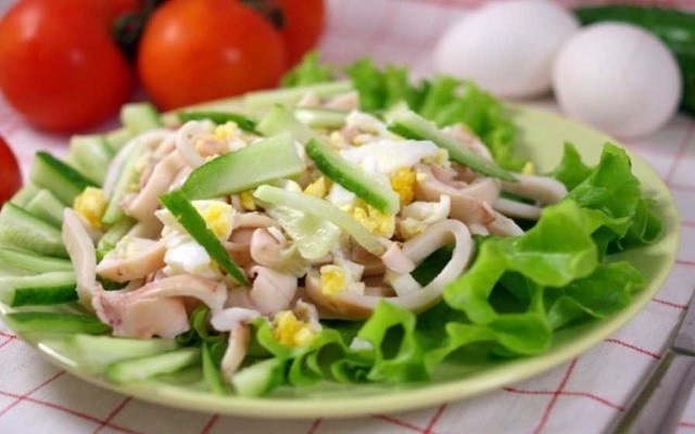 Вкусные салаты с кальмарами для праздничного стола