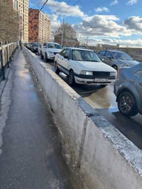 В Калининграде на ул. Горького из-за ДТП с автобусом перекрыт мост в сторону Гайдара