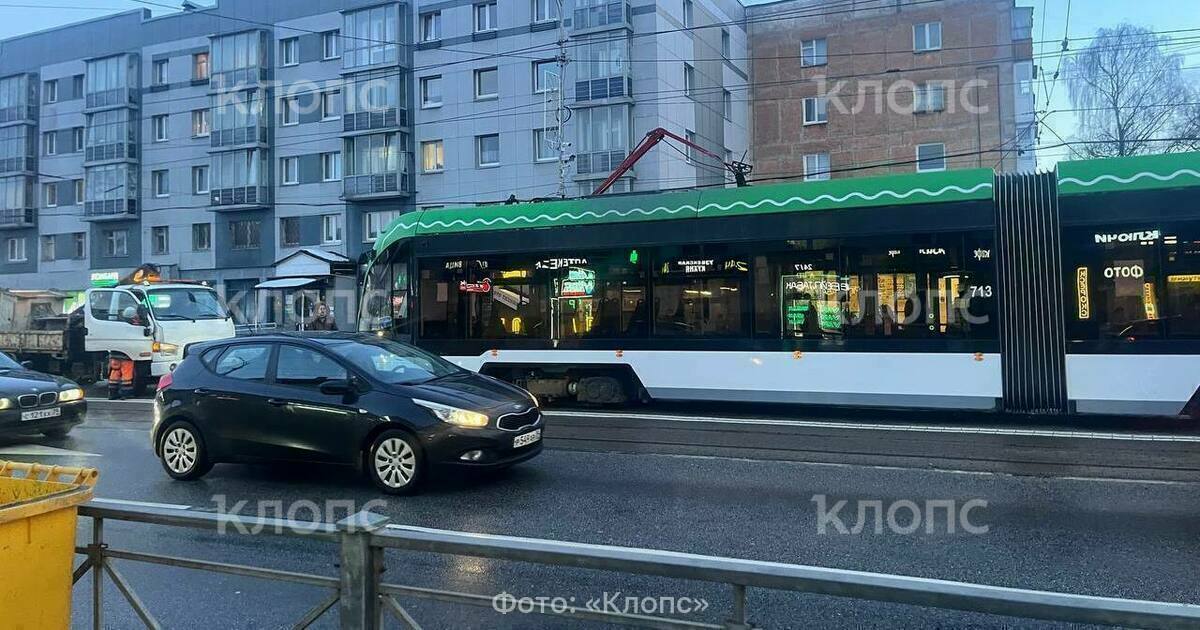 В Калининграде у Центрального рынка трамвай потерял рога