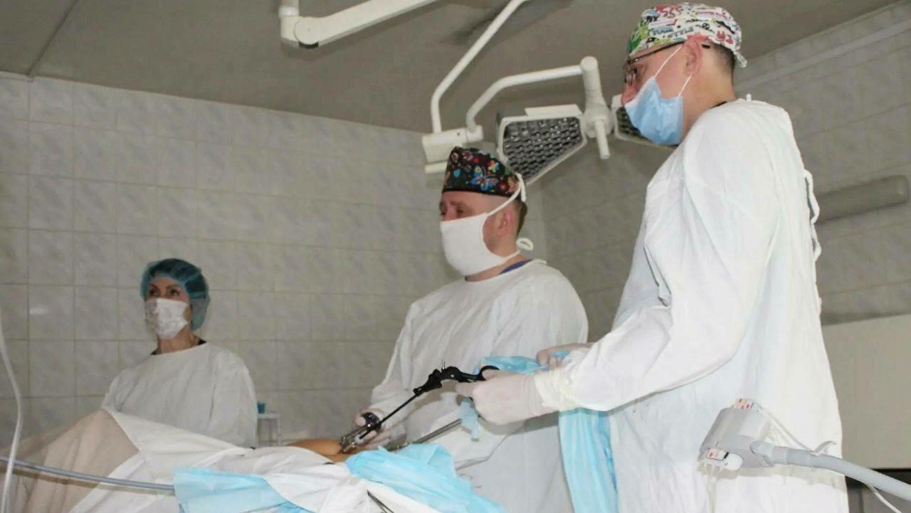 В Калининградской областной клинической больнице впервые провели операцию по удалению опухоли нижнего отдела кишечника без разрезов на животе