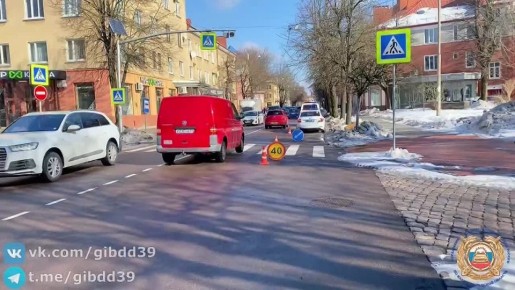 По предварительным данным, 25 февраля 2026 года в 10:05 в городе Калининграде на улице Карла Маркса в районе дома 50, неустановленный водитель неустановленного автомобиля, при повороте налево на нерегулируемом перекрестке...