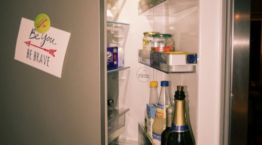 Как вернуть свежесть вашему холодильнику: простые советы для борьбы с запахами