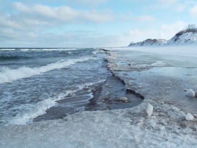На Куршской косе начала разрушаться ледяная корка у моря