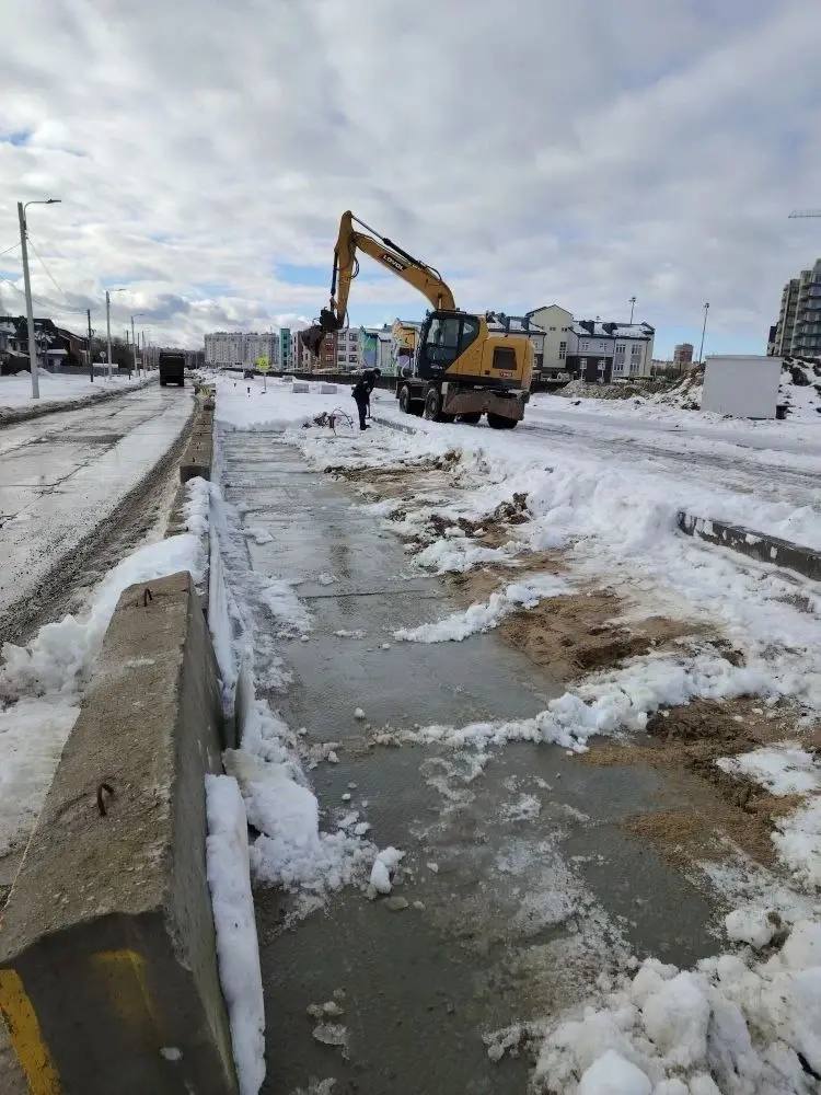 В Калининграде после морозов и снегопадов возобновили дорожные работы В Калининграде после морозов и снегопадов возобновили дорожные работы