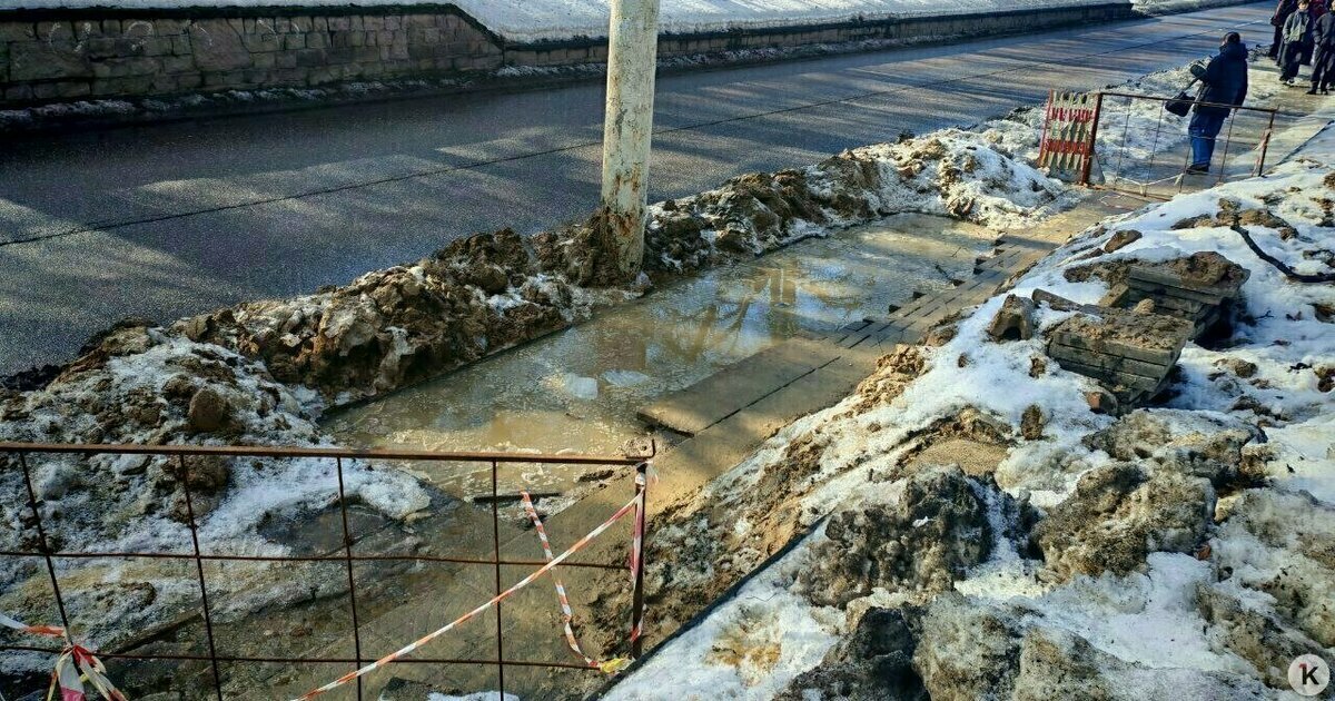 Яма в центре Калининграда, в которую провалился школьник, была огорожена, но забор украли