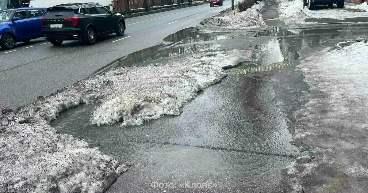 Фонтан на Нарвской перекрыли, но яму оставили