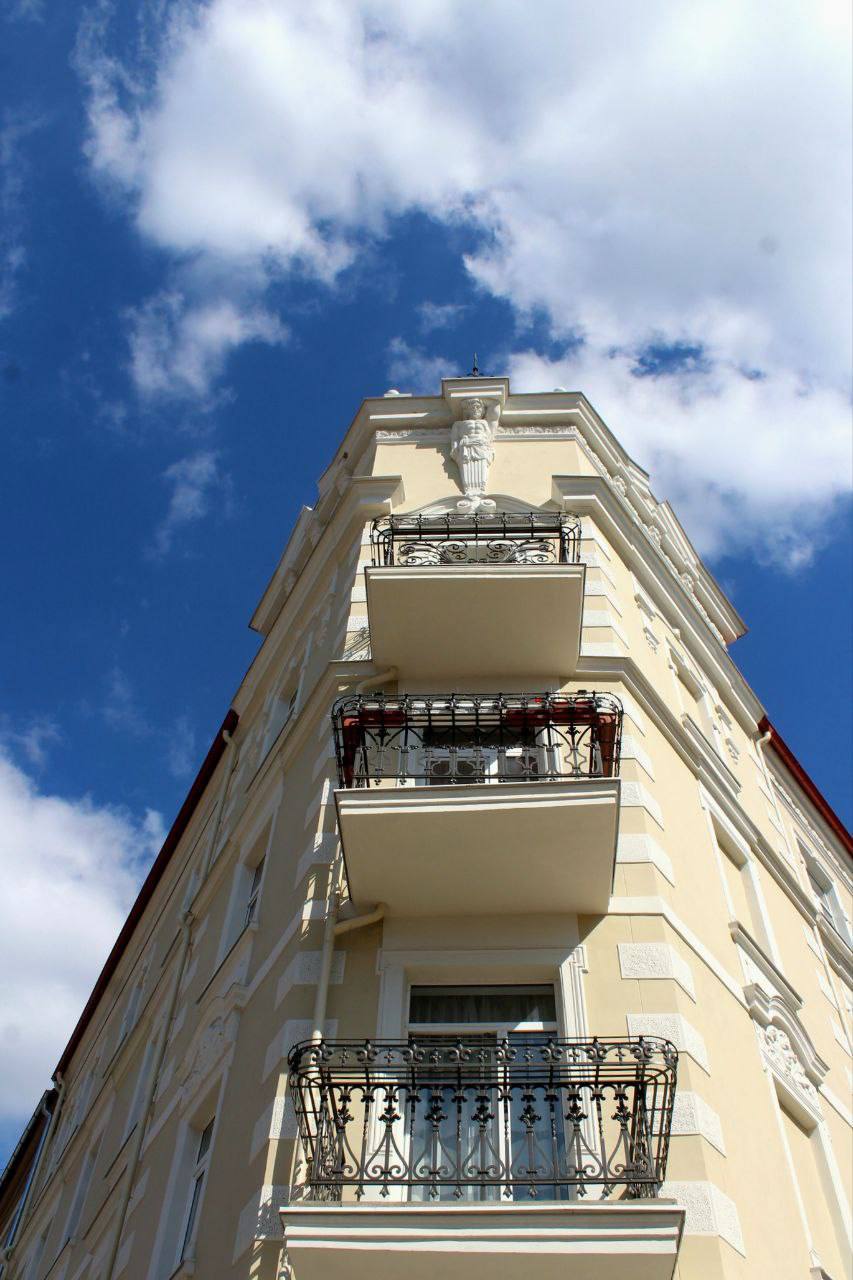 Вы это вообще видели?. В Черняховске есть дом, который буквально держит небо