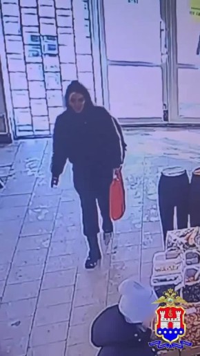 Полиция разыскивает подозреваемую в краже денег с банковской карты