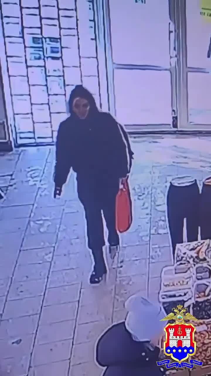 Полиция разыскивает подозреваемую в краже денег с банковской карты