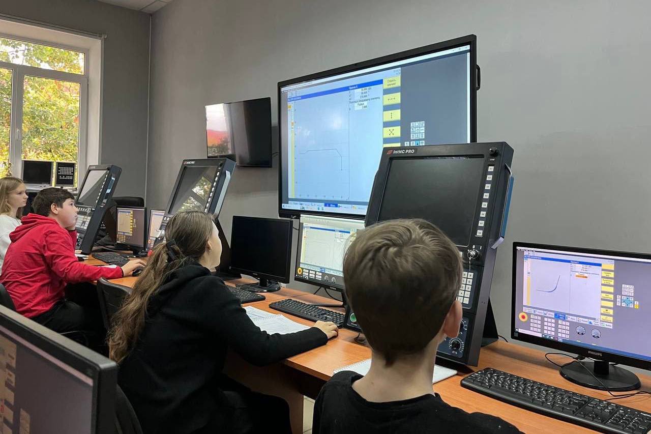 Алексей Беспрозванных: Первого сентября откроем три новых кластера «Профессионалитета» Алексей Беспрозванных: Первого сентября откроем три новых кластера «Профессионалитета»