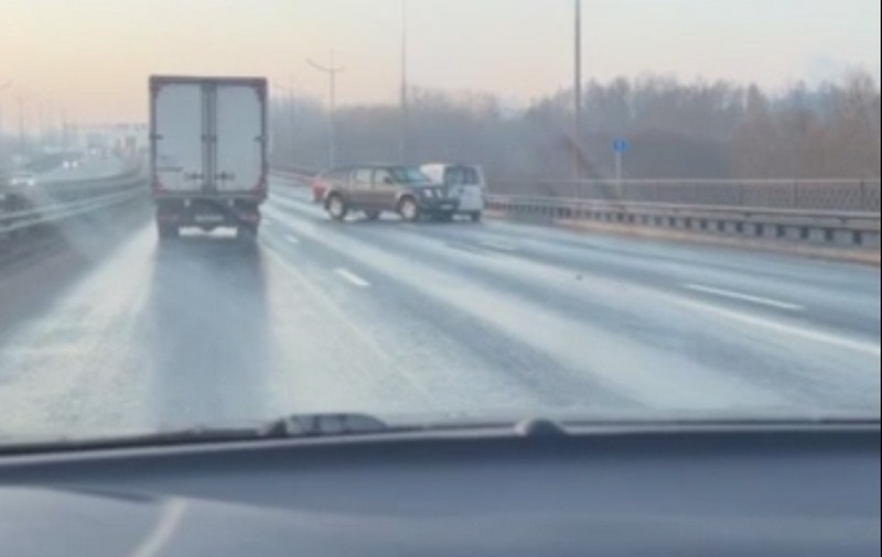 Массовое столкновение тормознуло Берлинский мост в Калининграде Массовое столкновение тормознуло Берлинский мост в Калининграде