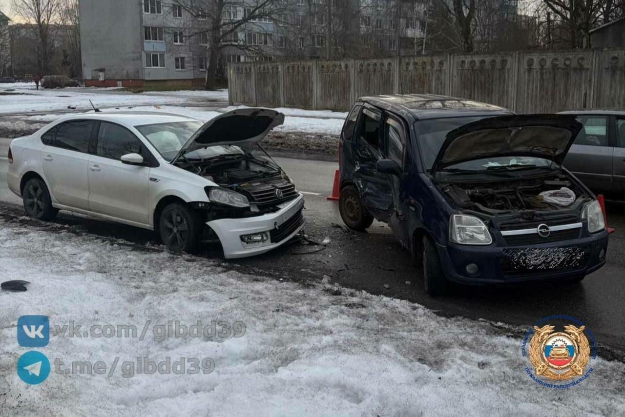 На Муромской «каблучок» столкнулся с легковушкой, двух человек увезли в больницу