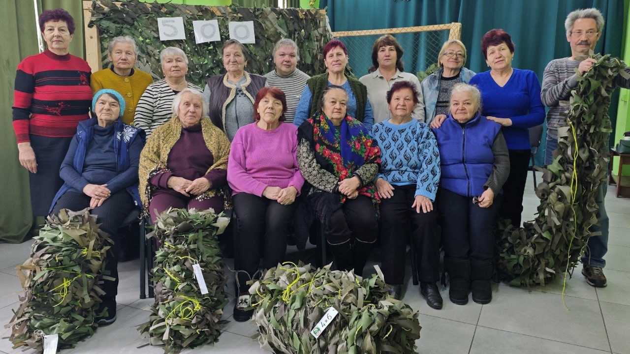 Серебряные волонтёры Правдинского округа продолжают ежедневно плести маскировочные сети для бойцов, находящихся в зоне СВО