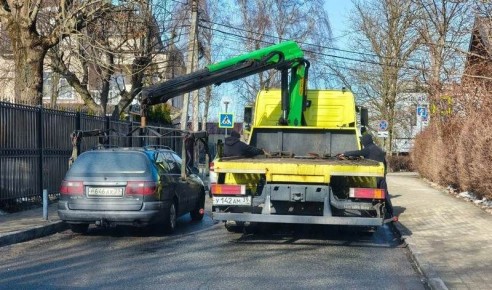 В Зеленоградске снова стали увозить автомобили