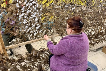 Калининградские волонтеры изготовили 23 маскировочные сети для бойцов СВО