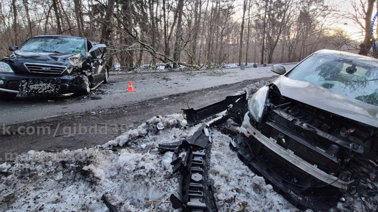 Сегодня утром столкнулись два автомобиля
