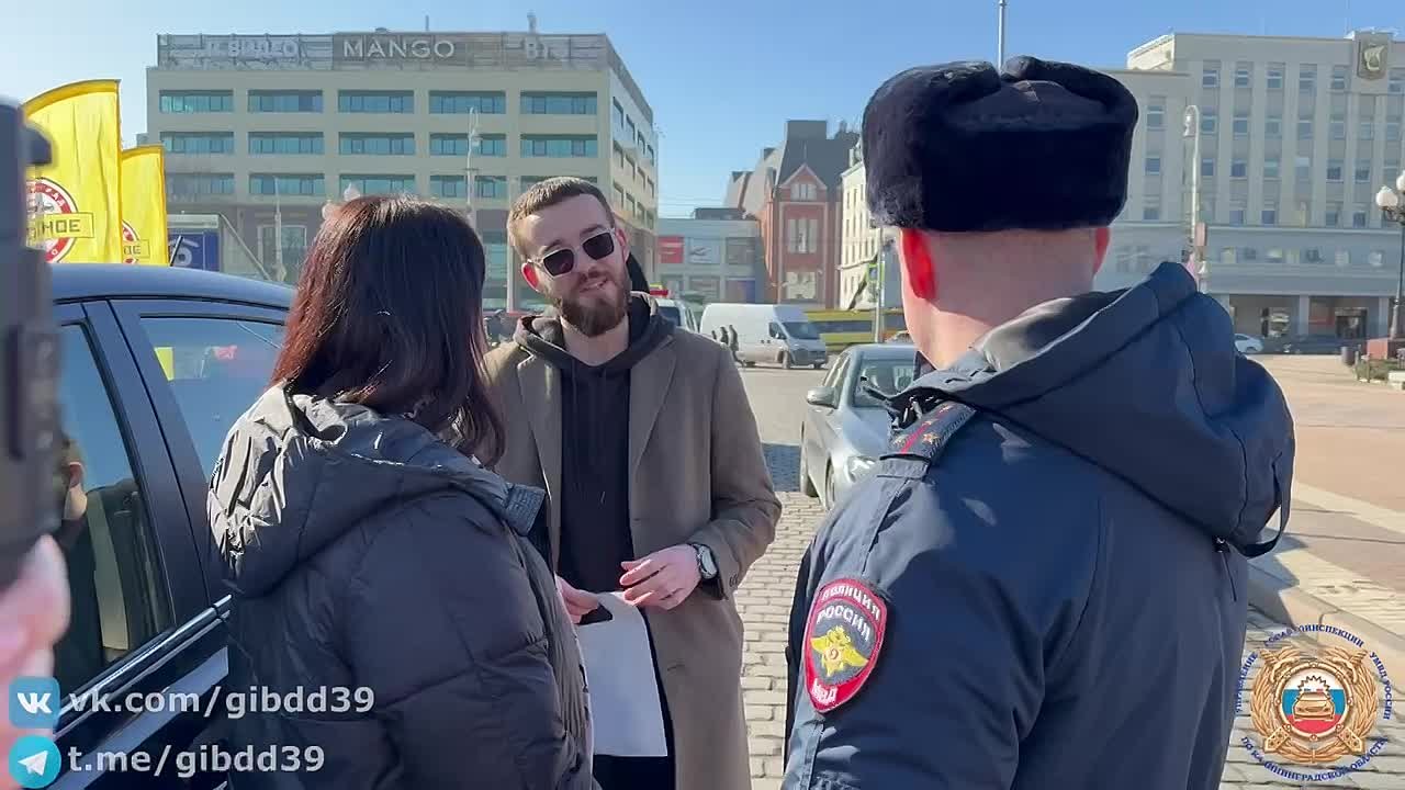 В Калининграде сотрудники Центра ДиТН ПБДД ГИБДД совместно с представителями «Дорожного радио» поздравили водителей с Международным женским днем