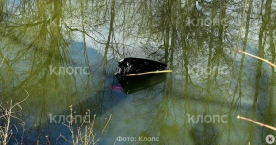 Пробил ограждение и ушёл на дно: в Калининграде автомобиль вылетел с дороги в фортификационный ров