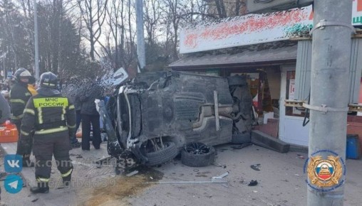 Легковая машина влетела в толпу пешеходов в Гурьевске в Калининградской области, есть пострадавшие, сообщает ГАИ региона