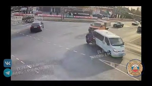 В Калининграде водитель микроавтобуса Renault не уступил дорогу мотоциклисту, в результате чего произошло столкновение