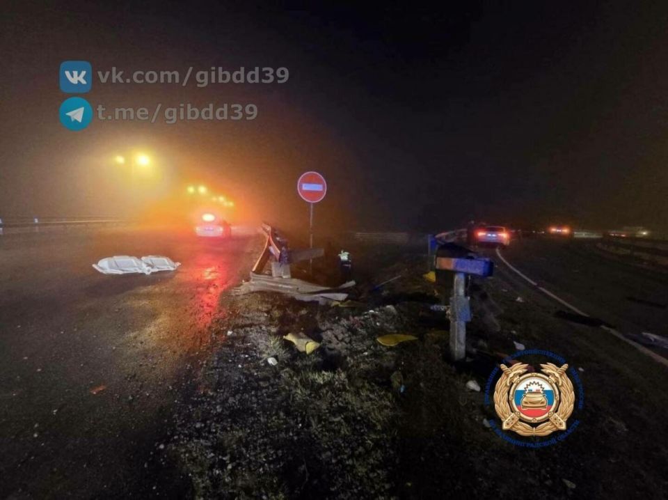 На Приморском кольце легковушка врезалась в отбойник и вылетела в кювет