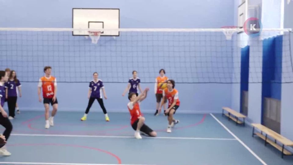 Губернатор Алексей Беспрозванных открыл волейбольной подачей обновлённый спортзал в школе №4