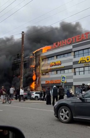 Как минимум три человека пострадали при пожаре в ТЦ «Гиант» в Калининграде, пишут местные СМИ